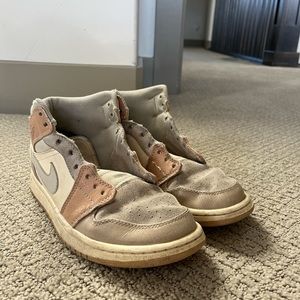 retro jordans not in best condition, but could be cleaned up easily. No laces.